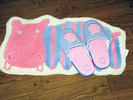 a pair of slippers and Mat isso ecco
