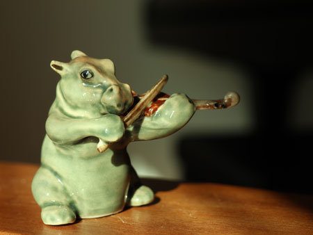 Pottery hippo violinist