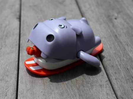 ゼンマイおもちゃ　サーフィンするカバ