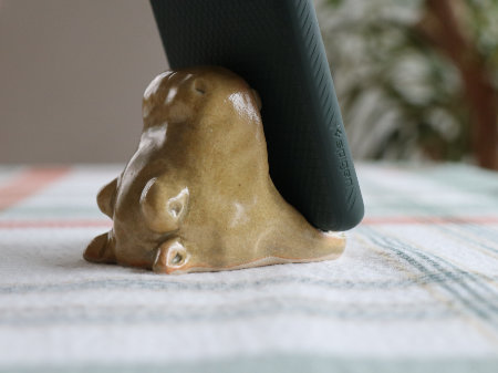 陶器のスマホ立て