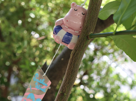 風鈴　浮き輪をしたカバの陶器