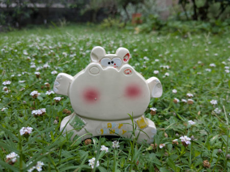 長野県信濃町に居たレトロ陶器の貯金箱