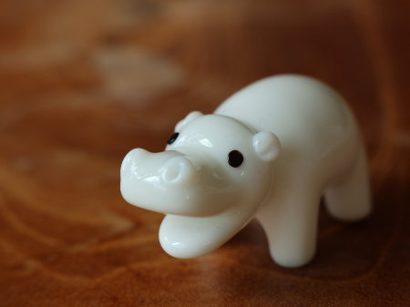 銀座夏野　白いカバの箸置き