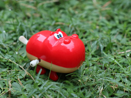 尻尾を回しながらゆっくり歩くゼンマイカバ